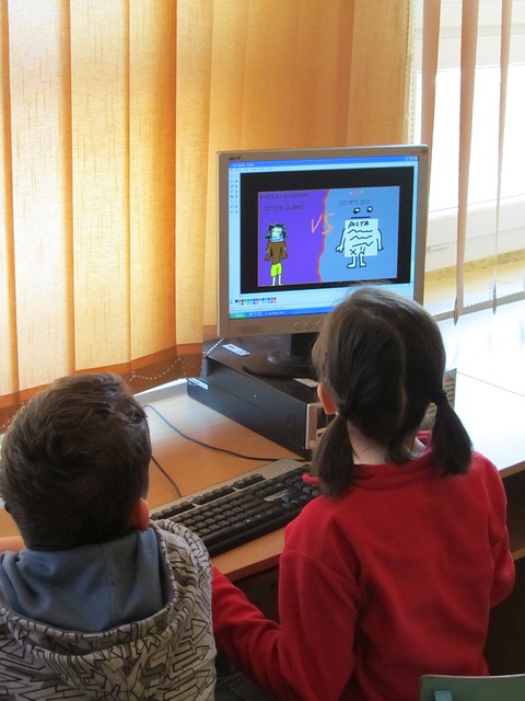 dzieci przed komputerem