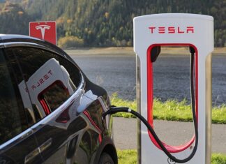 Ile jedzie Tesla na godzinę?